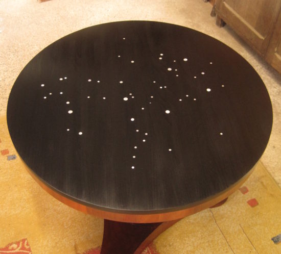 Les nacres incrustées dans le bois teinté noir, représentent la constellation des Pléïades