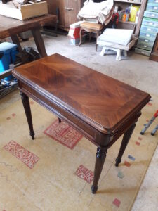 table à jeux en palissandre restaurée par l'atelier Lignes d'Art, dans le Morbihan