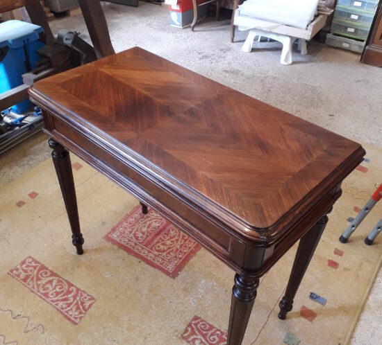 table à jeux en palissandre restaurée par l'atelier Lignes d'Art, dans le Morbihan